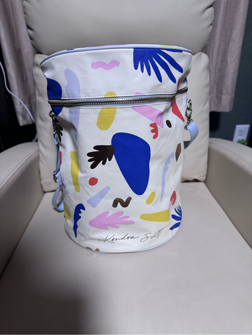Kendra Scott Abstract Multicolor Soft Cooled Bucket Travel Bag